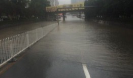 武汉城区暴雨公交车内被淹