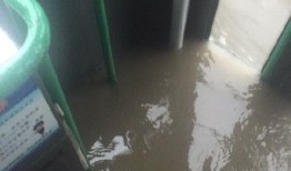 武汉城区暴雨公交车内被淹